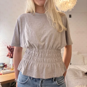 Beige topp - Superfin beige topp med tajt midja! Älskar denna🙏🏼🙏🏼köpt på plick