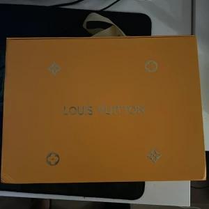 Louis Vuitton trio Messenger svart axelväska  - Säljer en svart axelväska från Louis Vuitton med klassiskt monogrammönster. Väskan har flera fack med dragkedja och justerbar axelrem i textil. Tillverkad i skinn och levereras med originalbox och dustbag. Perfekt för dig som vill ha en lyxig och stilren väska. 1780€ i nypris från Louis Vuittons hemsida när den släpptes!