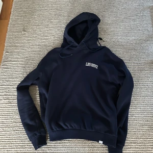 Les Deux Hoodie - Säljer min Les Deux Hoodie, jätte bra skick är som ny, knappt använd 2 ggr! Sitter perfekt på kroppen och är riktigt snygg och stilren!
