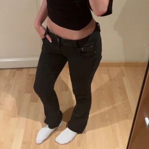 Svarta jeans - Snygga lågmidjade jeans ifrån bestyled, bra kvalité! Kontakta för frågor ❤️Priset går att diskutera!