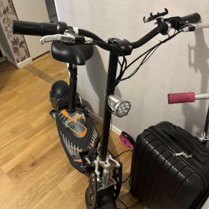 El scooter  - Lyfco 1000w åker upp till 35km/h.                                 Säljs pga att ja inte använder  den längre och vill köpa en ny.                                                                  Bara i Stocholm 