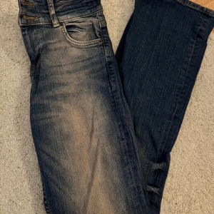 Blå jeans  - Blå jeans från bershka🤩🤩
