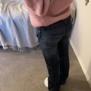 Wrangler Meggie jeans W24 L34 - Säljer ett par mörkblå Wrangler Meggie jeans med låg midja och klassisk femficksdesign. Köpta secondhand, använd få gånger💕