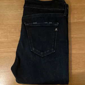 Replay jeans - Säljer dessa marinblå tvär feta replay jeans till ett dunder pris. Skick 9/10. Strl W28. Vid minsta funderingar är det bara att kontakta🙏🙏