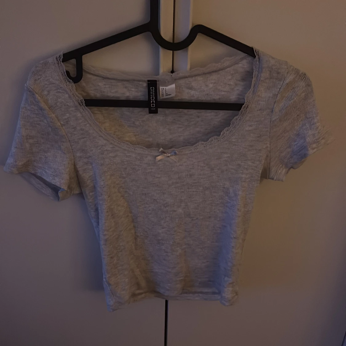 Grå croppad topp med spets från H&M