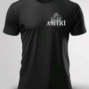 Svart Amiri t-shirt med ängeltryck - Svart t-shirt från Amiri med stort vitt ängeltryck och logga på ryggen samt mindre tryck framtill. Klassisk rund hals och korta ärmar. Skön passform och stilren design som sticker ut med den unika grafiken.