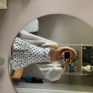 Vit kort prickig klänning - Supertrendig prickig klänning ifrån zara perfekt till sommaren!! säljer då jag inte kommer få användning av den något mer..