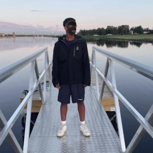 Svart vindjacka från Haglöfs -  Säljer en svart vindjacka från kvalitetsmärket Haglöfs. Jackan har en stilren design med diskret logga på bröstet, dragkedja framtill och en praktisk huva som skyddar mot blåst. Dessutom finns funktionella fickor för förvaring.  Den är äkta och har bara använts i några månader – fortfarande i mycket gott skick.  Säljer den eftersom den är lite för stor för mig och har andra likadana jackor.