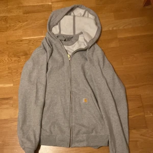 Carhartt Zip Up - Säljer en grå Carhartt Zip Up i prima skick, nästan oanvänd. Anledning är till säljer var pga storleken, den är M men känns mer som L. Som sagt helt perfekt skick utan hål osv. Pris kan diskuteras