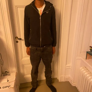 Prada windbreaker  - En svart Prada windbreaker i gott skick, Storlek L men sitter som M