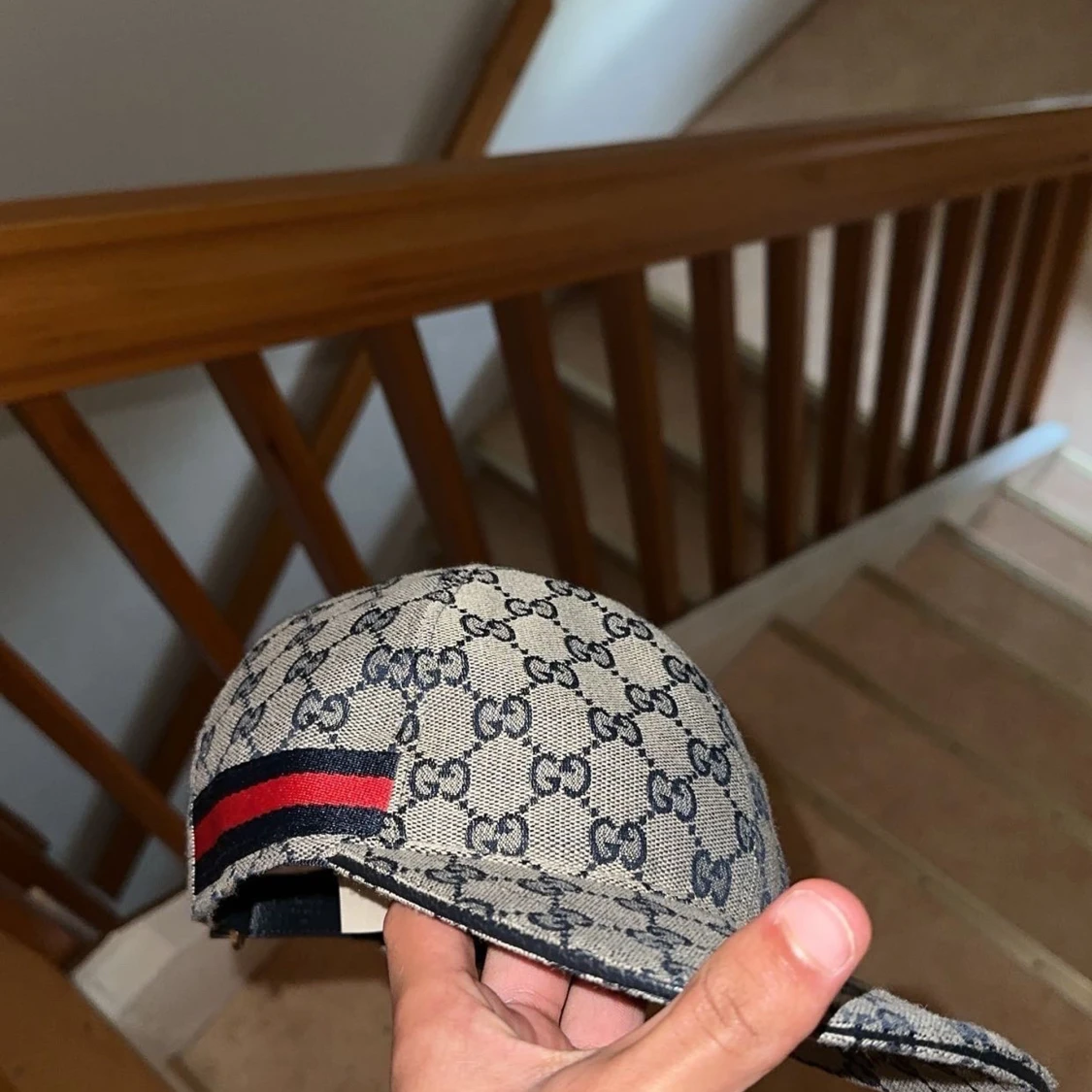 Gucci keps med GG-mönster och röd/blå detalj - 1