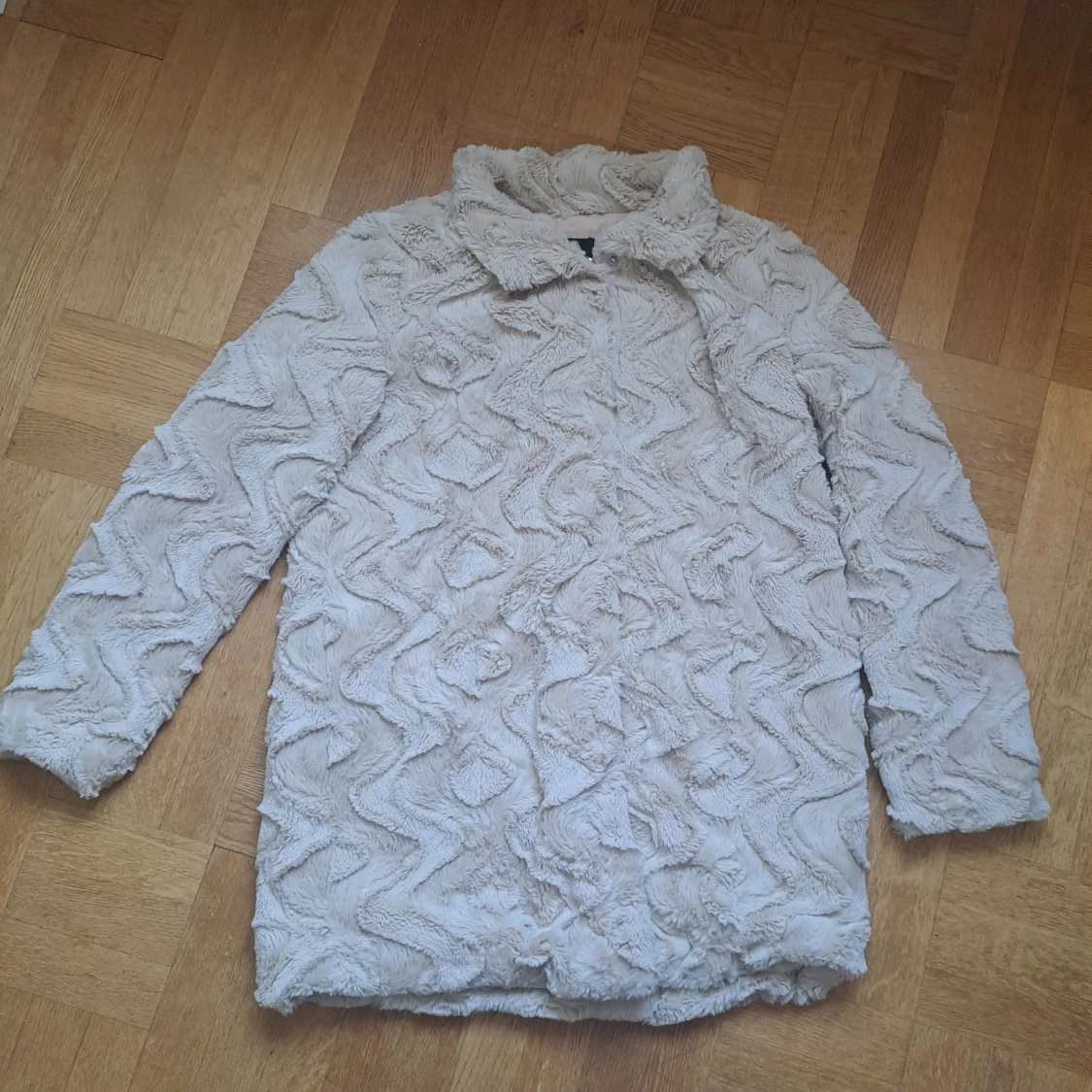 Beige pälsjacka från Vero Moda