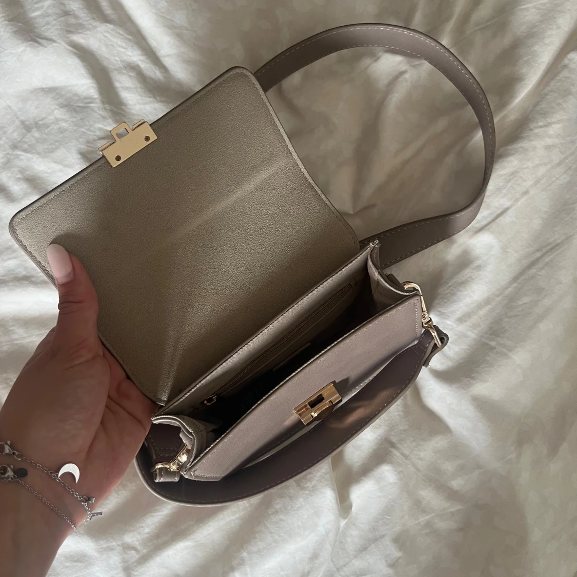 Brun axelväska med guldspänne - 2