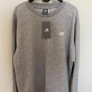 Helt ny New Balance tröja! - Helt ny, aldrig använd. Ny pris 750 kr.