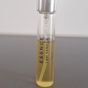 ESSNCE I Am Vanilla parfymprov ca 5,5 ml - Liten parfymflaska från ESSNCE med doften I Am Vanilla. Flaskan är genomskinlig med silverfärgat lock och innehåller gyllengul vätska. Perfekt storlek för att ta med i väskan. Doften har tydliga vaniljtoner.