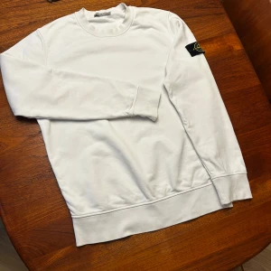 Vit sweatshirt från Stone Island - Säljer min vita sweatshirt från Stone Island för att den passar inte mig längre. Kvitto får du även med som bevis, samt nytvättad 
