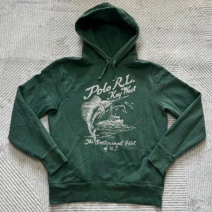 Ralph lauren hoodie grön | M - Säljer denna eftertraktade Ralph lauren key west hoodien | mycket fint skick och inga tecken på defekter | om du har några funderingar tveka då inte på att höra av dig | ⚜️