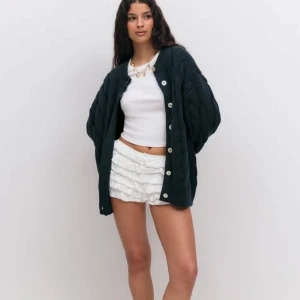 Mörkblå Kofta Gina Tricot - Säljer ginas svinsnygga ”chunky knitted cable cardigan” i den mörkblåa färgen💙 Koftan är i storlek M och är endast testad💕 Helt slutsåld på hemsidan och i de flesta butikerna😚