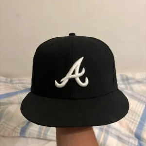 Svart Atlanta keps från capstore.se - Den är använd lite men ganska ny den passar inte mig så vill bara få bort den, väldigt fin och stilig kan stylas på många olika sätt!