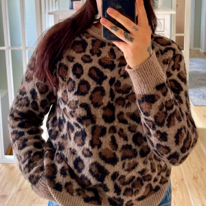 Pieces stickad - Säljer en stickad tröja från Pieces i storlek L med leopardmönster. Tröjan har rund halsringning, ribbade muddar och är långärmad. Den har öppnat sig i sömmen längst upp på halsringningen, men går lätt att sy ihop för hand!🌸Den är något stor i storleken, men den är skön ha lite större! ☀️