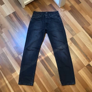 Svarta jeans  - Jack&jones jeans i svart tvätt med relaxed fit och femficksmodell. Jeansen har normal passform och är tillverkade i slitstarkt bomullsjeans. Perfekta för dig som gillar en tidlös och clean look. Skriv om du vill ha fler bilder/se dom på. Byxorna är 28” i midjan och 32” i längden. 