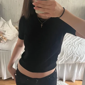 Svart kortärmad topp - Enkel (typ)stickad  svart topp. Jätteskön och fin, passar till allt💓