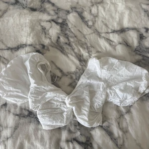 Vit blus med puffärm från Zara - Kort vit blus från Zara i storlek S. Aldrig använd. 