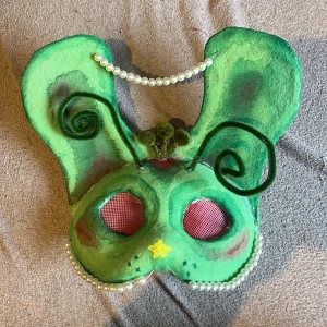 Therian’s mask alien - Enkel handgjord Alien mask som sitter bra på huvudet och på grund av de stora ögonen ser man mycket bra i dem. Pga av pärlorna tog denna runt 5 timmar att göra. Om du funderar över något kontakta bara mig!! Och om du vill att jag ändrar något när du köpt den eller vill prata om priset säg bara till!! ❤️ 