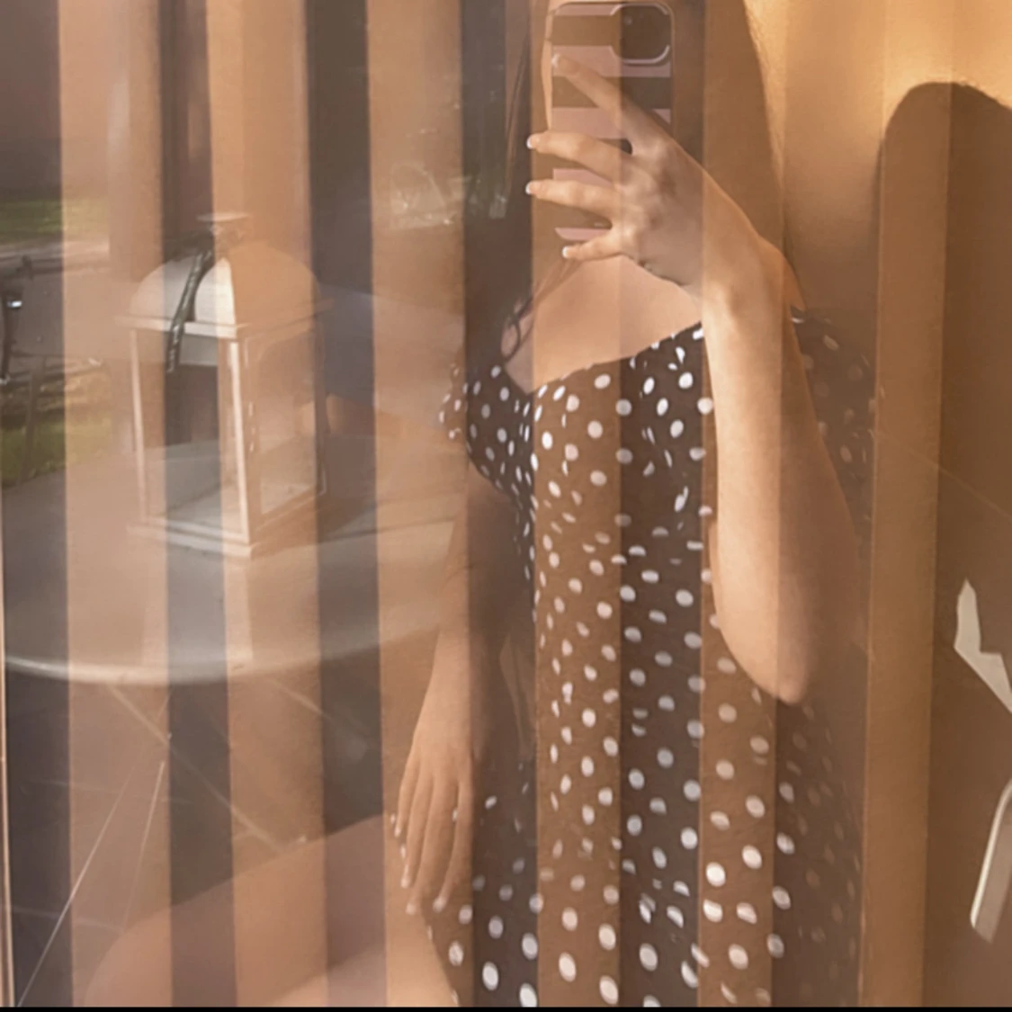 Svart prickig kortklänning med puffärm - 3