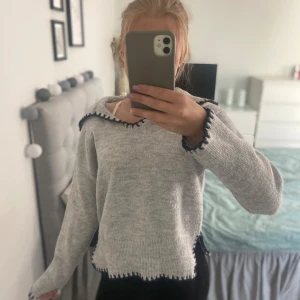 Grå snygg stickad tröja från Gina tricot - Jag säljer nu min gråa stickade snygga stickade tröja från Gina tricot, den är nästan aldrig använd och i otroligt bra skick!😍 den är i storlek 158/164. Vad jag kan se så säljs den inte längre på Gina.. den kostade 300kr ny och jag säljer den för ett rimligtpris!🥰