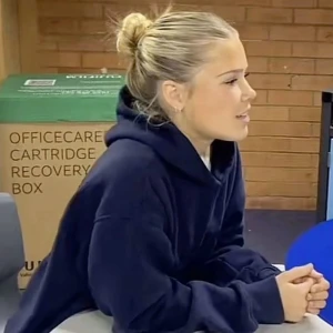 Marinblå hoodie - Säljer denna hoodie eftersom jag vill ha en annan storlek.💕