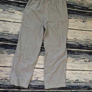 Randiga pyjamasbyxor  - Randiga pyjamas byxor. Somriga och tunna. Nyskick. Grårandiga. Storlek: XS Vet inte märket eftersom lappen är bortklippt. Pris är diskuterbart och hör av dig om det är något. 