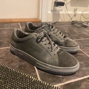 Axel Arigato Atlas Sneaker - Säljer ett par Atlas Sneakers från Axel Arigato. Skorna är i mycket gott skick. Nypris 2800kr.