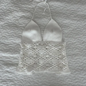 Halterneck sommartopp - Superfin vit egenvirkad topp med halterneck och knyt i ryggen. Därför kan också storleken justeras något. Perfekt för en varm sommardag☀️🫶Samma modell finns även att köpa i rosa💞