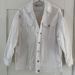 Jeansjacka - Säljer en vit jeansjacka från Zara i storlek S. Jackan har slitna detaljer. Använd fåtal gånger.
