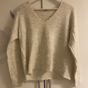 Vit stickad v-ringad tröja JDY - Använt 2 gånger