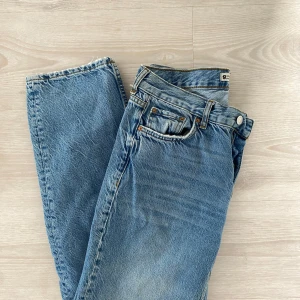 Blå straight jeans från g perfect jeans - Klassiska blå jeans från g perfect jeans i rak modell. Storlek 36, absolut älskar denna modell men de passar mig inte längre, är 172 och längden är perfekt. Bra skick och säljs nu 🫶🏼