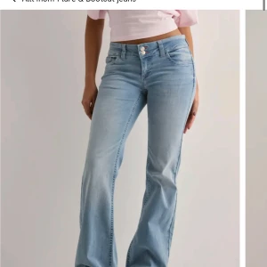 Bootcut ljusblå jeans med broderi - Säljer mina jenas från nelly i ny skick, storlek 36. knappt använda. nypris 700kr men säljer för 400kr, skriv för egna bilder! 