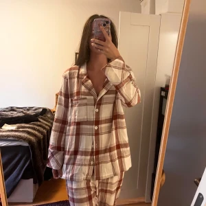 Pyjama från Kappahl❤️ - En fin pyjamas från Kappahl som nästan aldrig använts. Storlek L💗Passar bra för 160-165 cm✨❤️