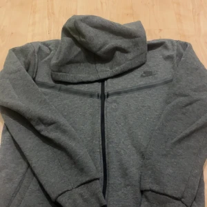 Grå Jordan mjukisbyxor med tryck - Snygga grå mjukisbyxor från Jordan med svart tryck 'Engineered for Flight' och Jumpman-logga på benet. Byxorna har elastisk midja, dragkedjefickor och är gjorda i mjukt bomullsmaterial. Perfekta för chill eller träning.