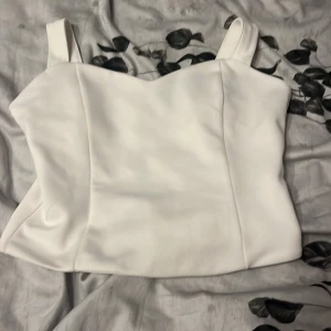  Vit topp  -  Det här är en jättefin vit topp som är i jättebra skick och perfekt för vardagar men även fin  på fest 