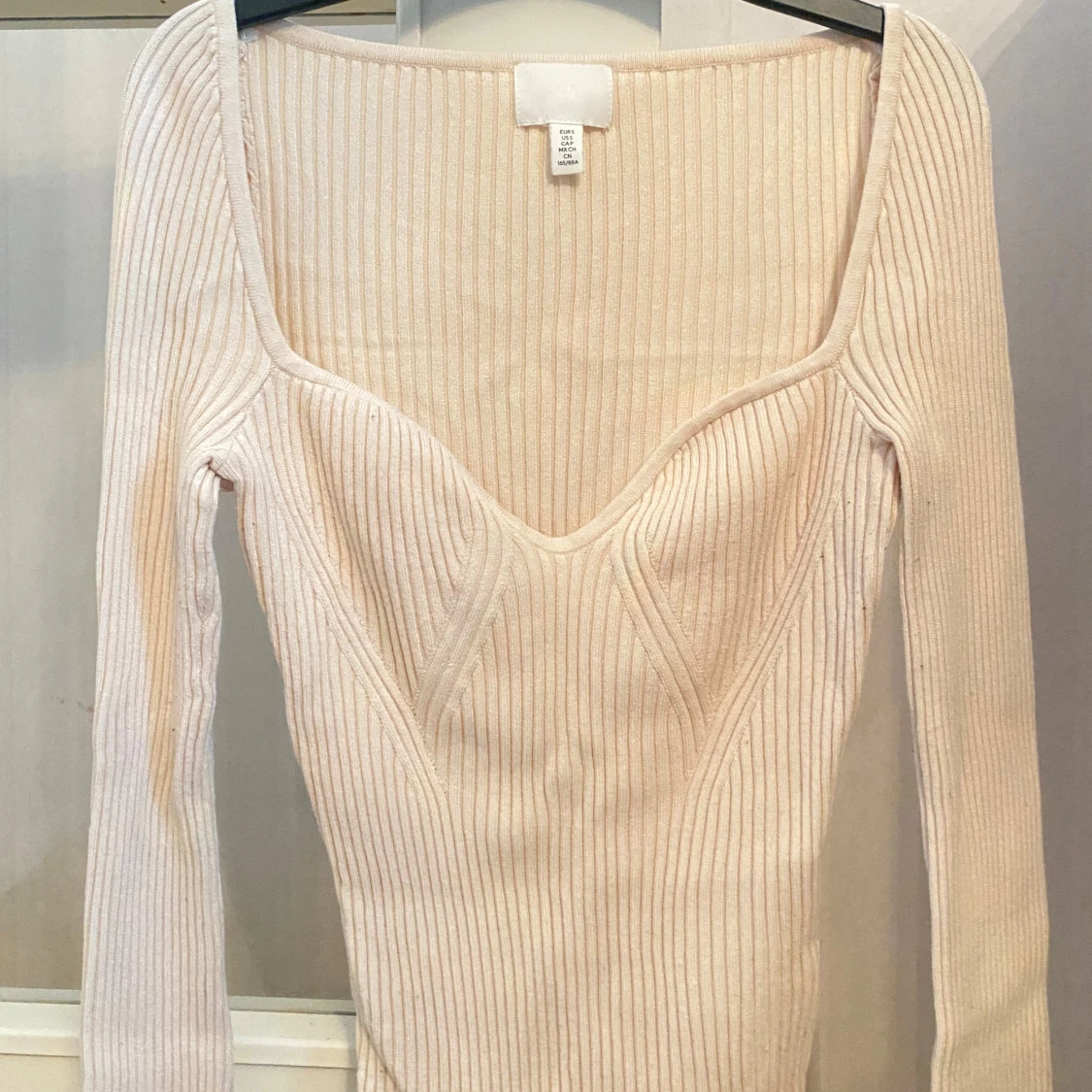 Ribbad ljusbeige topp från H&M