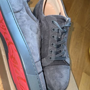 Louboutin skor - Säljer nu mina feta loubs i storlek 45, säljer då dom var för stora för mig. Dom är splitternya, perfekt för sommaren. Box finns med. Bara att skriva för frågor eller mera bilder.😀