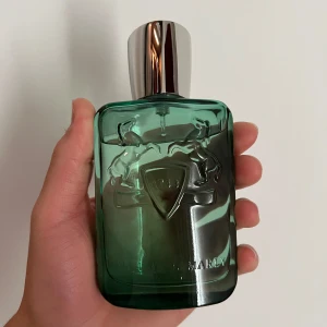 Parfums de Marly Greenley 30ml - Säljer 30ml dekant av Parfums De Marly Greenley Parfymen kommer i en snygg glasflaska som finns på slide 2. Parfymen övers med steril spruta för att bevara doften på bästa sätt. Bara att skriva vid funderingar:)