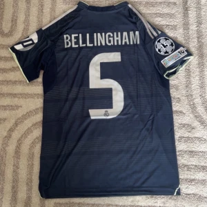 Real Madrid Bellingham 25/26 - Replika Real Madrid tröja helt ny med tags med Bellingham på ryggen. För fler bilder eller frågor tveka inte att skriva i dm. Fler tröjor i profilen. Se bio för tvätt anvisningar 