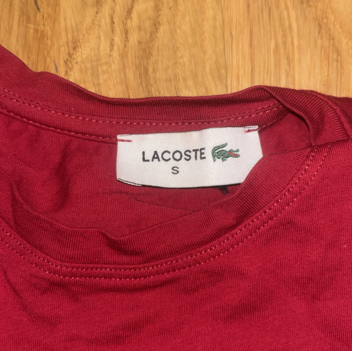 Röd Lacoste t-shirt med tryck - 1