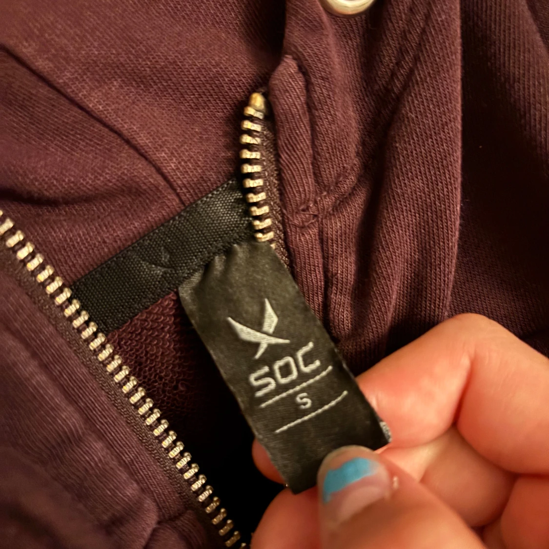 Mörklila hoodie med dragkedja från SOC - 1