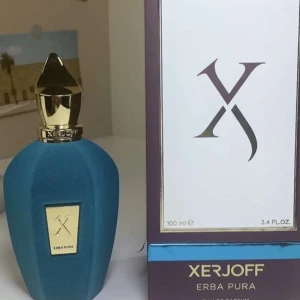 Xerjoff Erba Pura parfym 100ml - Lyxig parfym från Xerjoff, Erba Pura, i en snygg blå flaska med guldfärgat lock och detaljer. Flaskan har en elegant, rundad form och rymmer 100 ml. Kommer i originalförpackning med stilren design och tydlig logga.