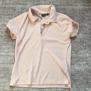 Ljusrosa pikétröja från CRW - Säljer en ljusrosa pikétröja från CRW i mjukt och lätt material. Det är en rosa fin ridtröja💓 perfekt på sommaren när man rider och blir lite varm. Då denna är ganska så tunn och skönt material. Den är andvänd ett fåtal gånger men den är verkligen i mycket bra skick!!❤️