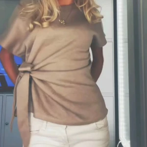 Beige topp med knyt  - Säljer den supersnygga virala tröjan från Zara, storlek S i mycket bra skick. Den finns inte längre på hemsidan 💕